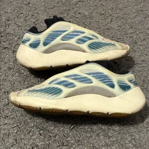 Yeezy 700 v3